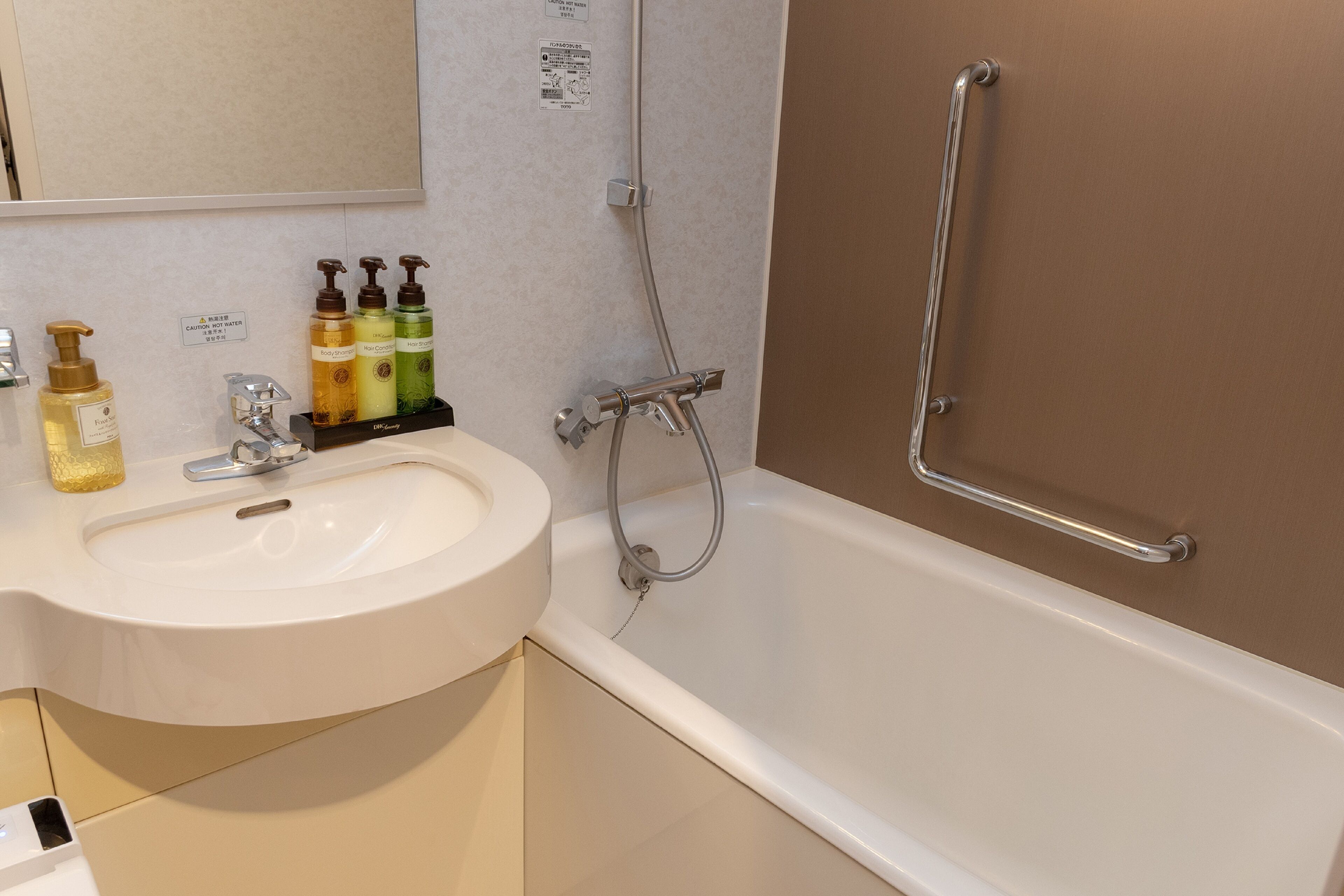 combined shower/bathtub, hair dryer, bathrobes, slippers