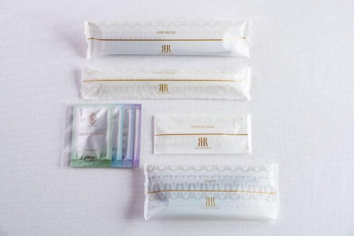 Quatro embalagens de cotonetes com o logotipo 'AR' sobre um fundo branco.