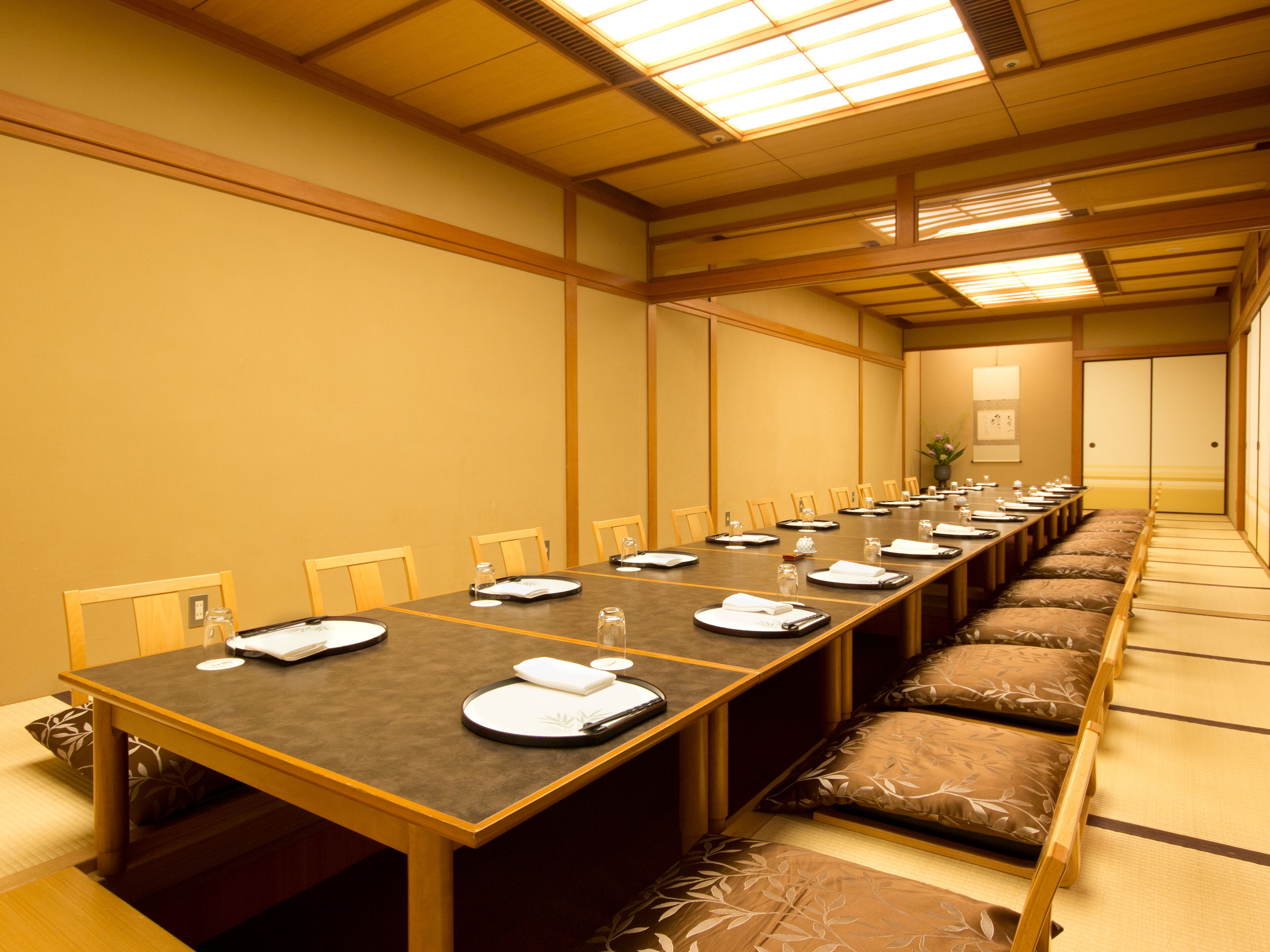 2 restaurants, breakfast served