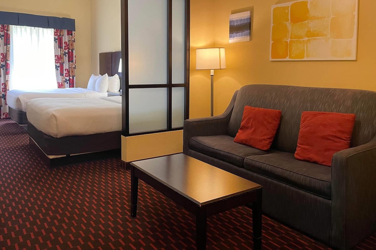 Suite, Non Smoking | Premium bedding, desk, iron/ironing board, free cots/infant beds