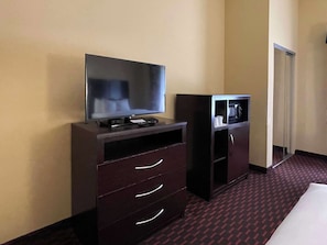 Premium bedding, desk, iron/ironing board, free cots/infant beds - Comfort Suites Altoona North (Altoona)