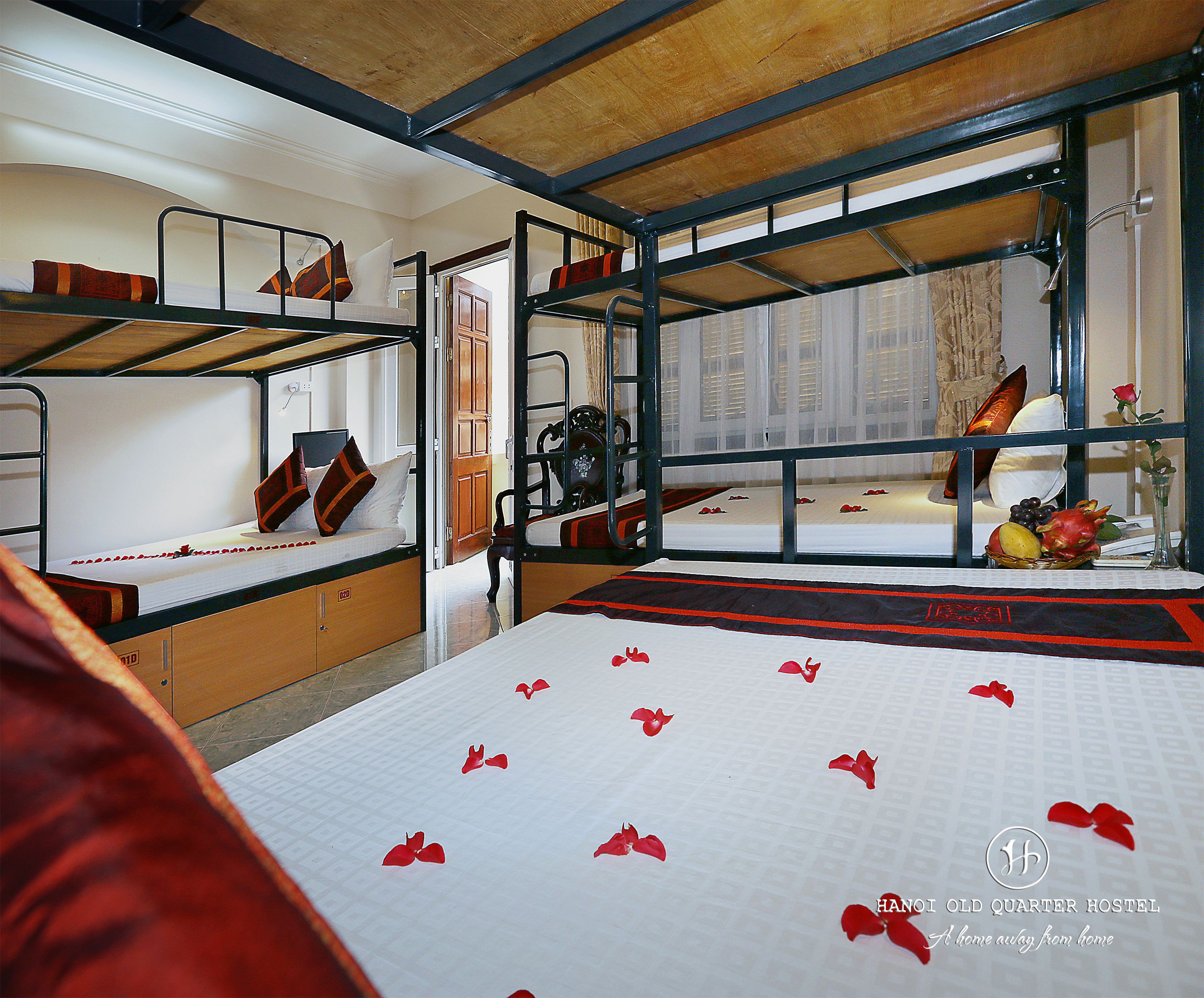 4 bed in mixed dormitory room | minibar, in-room safe, desk, soundproofing