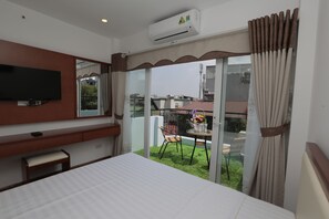 Habitación Deluxe, balcón | Minibar, caja fuerte, escritorio y sistema de insonorización