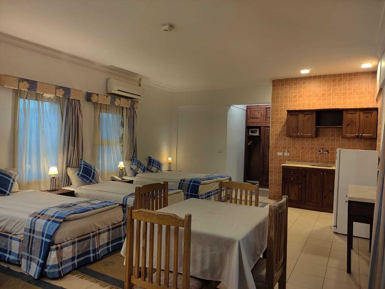 Quarto quádruplo conforto, 1 quarto, vista para a piscina | Roupas de cama de algodão egípcio, roupas de cama premium