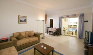 Quarto quádruplo conforto, 1 quarto, vista para a piscina | Roupas de cama de algodão egípcio, roupas de cama premium