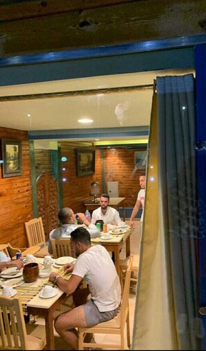 Serviço de café da manhã e jantar, vistas para a piscina 