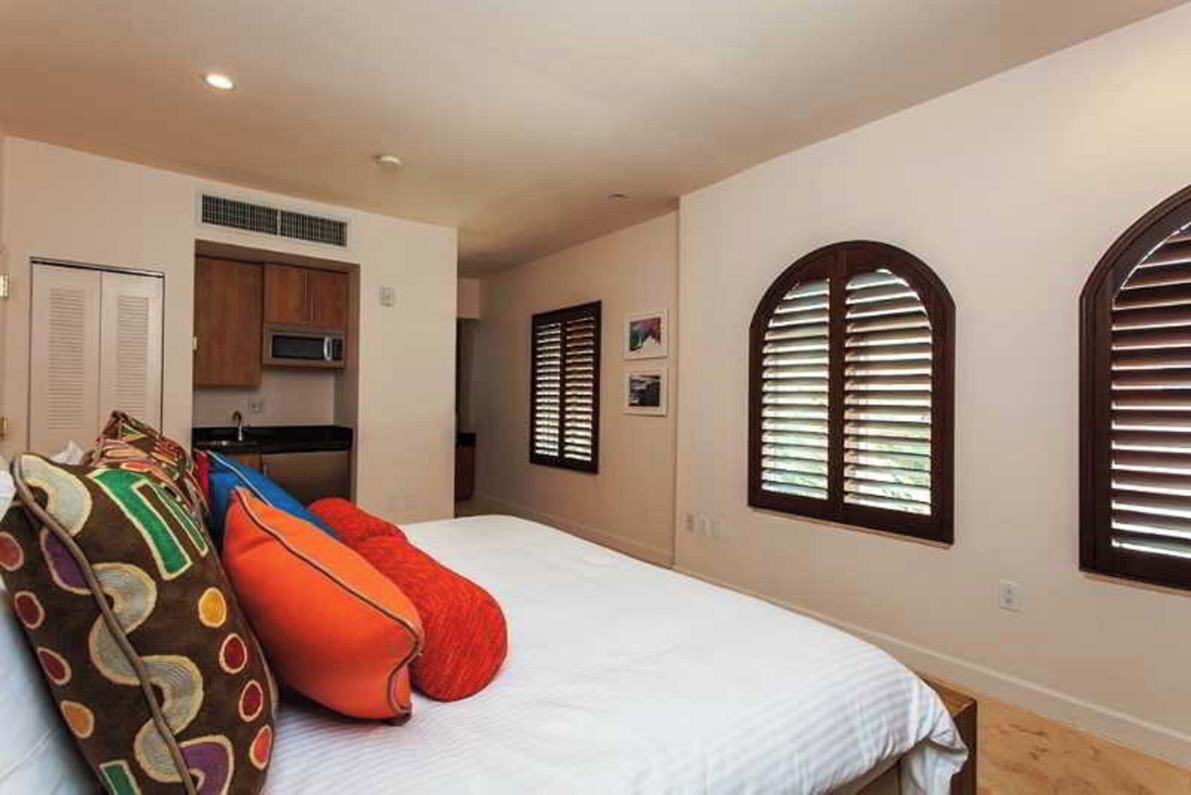 premium bedding, in-room safe, individually decorated, desk