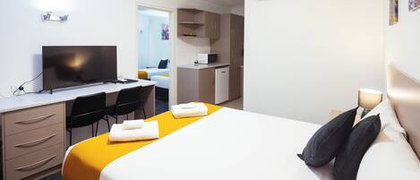 Quarto família, 2 quartos | Frigobar (abastecido com itens grátis), escrivaninha, cortinas blackout