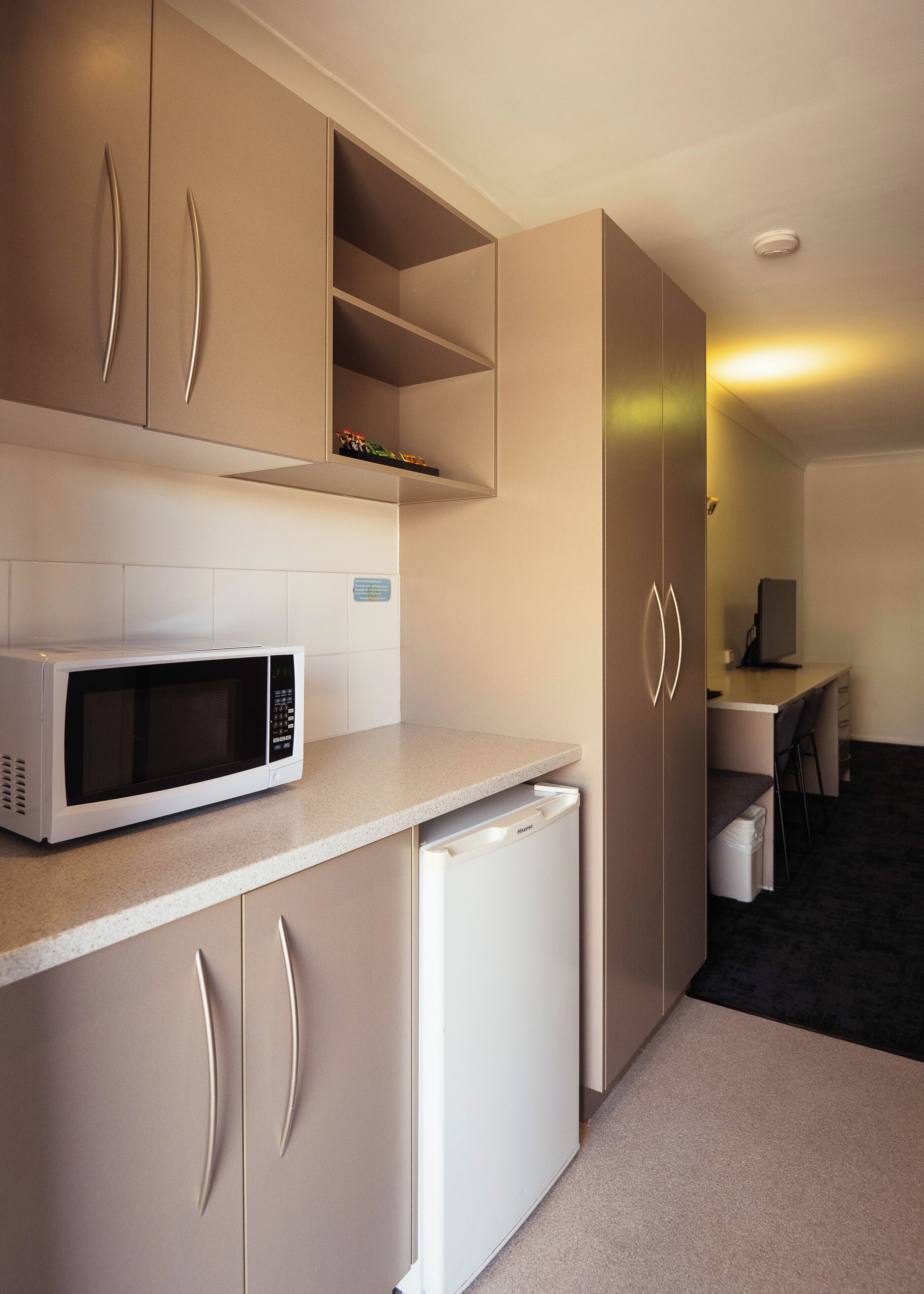 Køleskab, mikrobølgeovn, elkedel, brødrister