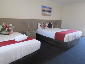 Queen And Double Room | Artículos del minibar gratis, escritorio y cortinas blackout