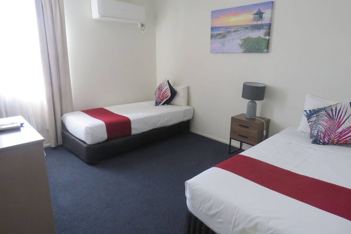 Queen And Single Room | Minibar (inkludert), skrivebord, blendingsgardiner og lydisolert