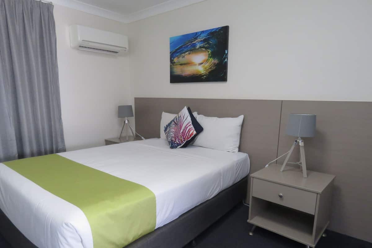 Queen Room | Minibar, desk, blackout drapes, soundproofing