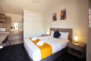 Habitación estándar, 1 cama Queen size | Artículos del minibar gratis, escritorio y cortinas blackout
