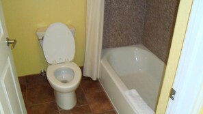 Free toiletries, towels - Winnquest Inn Near Ft. Sam Houston (San Antonio)