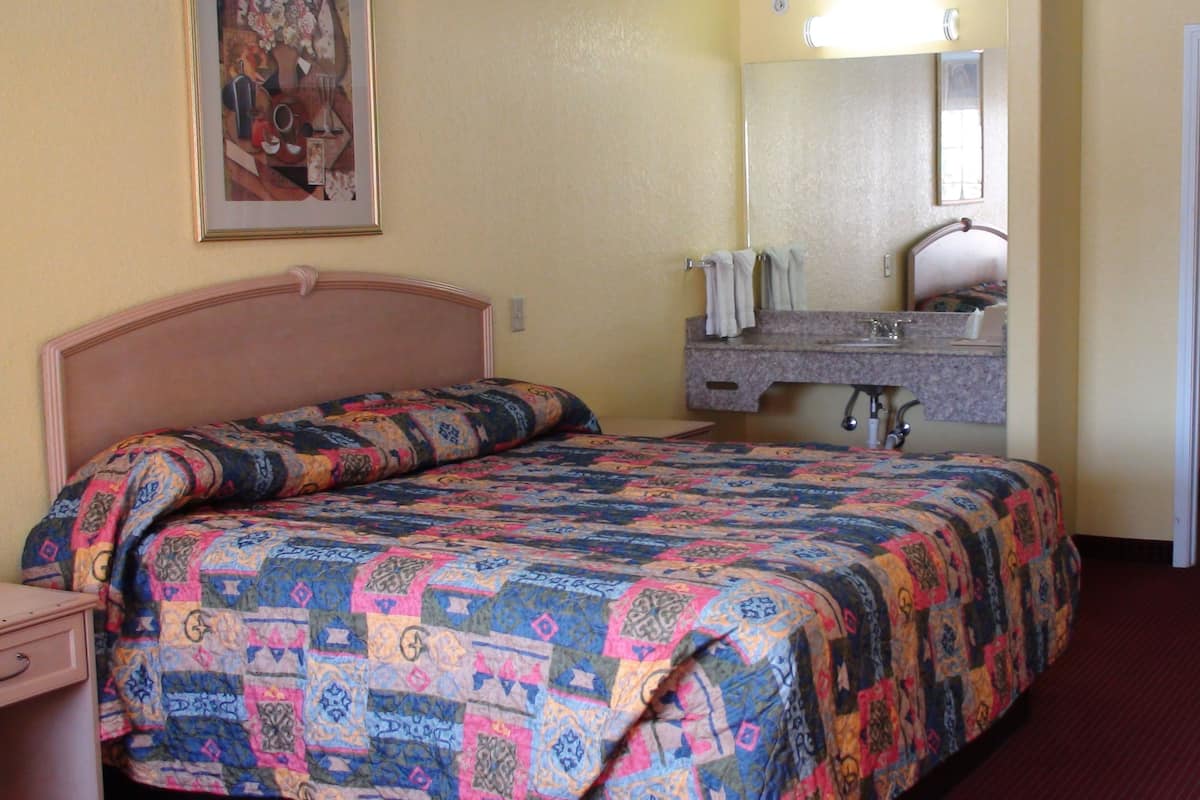 Habitación básica, 1 cama de matrimonio grande | Escritorio, wifi gratis, ropa de cama