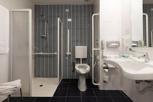 Habitación estándar, accesible para personas con discapacidad, no fumadores (Mobility Tub) | Baño | Cabezal de ducha tipo lluvia y artículos de higiene personal gratuitos