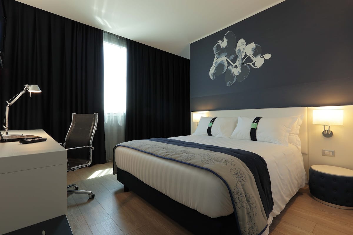 1 bedroom, down duvets, minibar, in-room safe