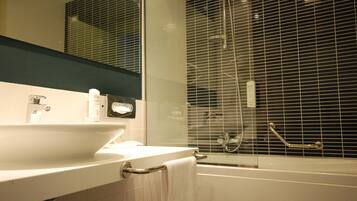 Ein Badezimmer mit Waschbecken, Spiegel und Dusche.