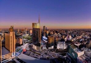 A cityscape with modern high-rise buildings, a prominent skyscraper, and a mix of commercial and residential structures. - Holiday Inn Milan Nord Zara by IHG (Cinisello Balsamo)
