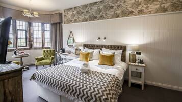 Deluxe Manor | Desk, iron/ironing board, free WiFi, bed sheets