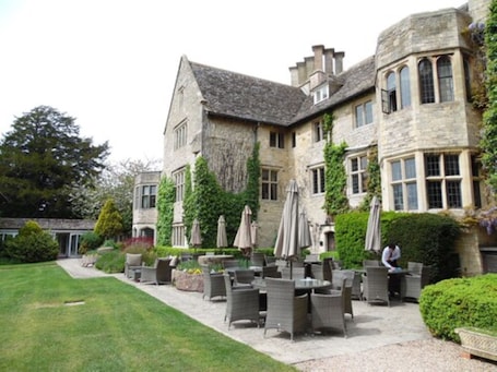 Lunch and dinner served, Fusion cuisine. Stonehouse Court Hotel