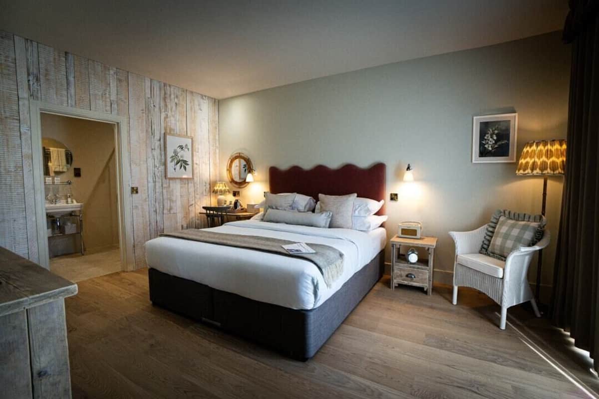 Habitación Deluxe, 1 cama King size | 1 habitación, escritorio, tabla de planchar con plancha y wifi gratis