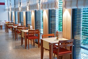 含每日吃到飽早餐