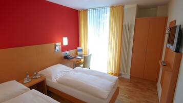 Quarto casal standard | Escrivaninha, cortinas blackout, ferros/tábuas de passar roupa