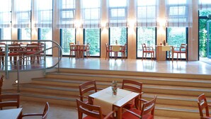 Free daily buffet breakfast - Commundo Tagungshotel Neuss (Neuss)
