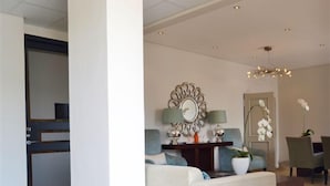 Unclassified image, 5 of 39, button - Quarters Hermanus (Hermanus)