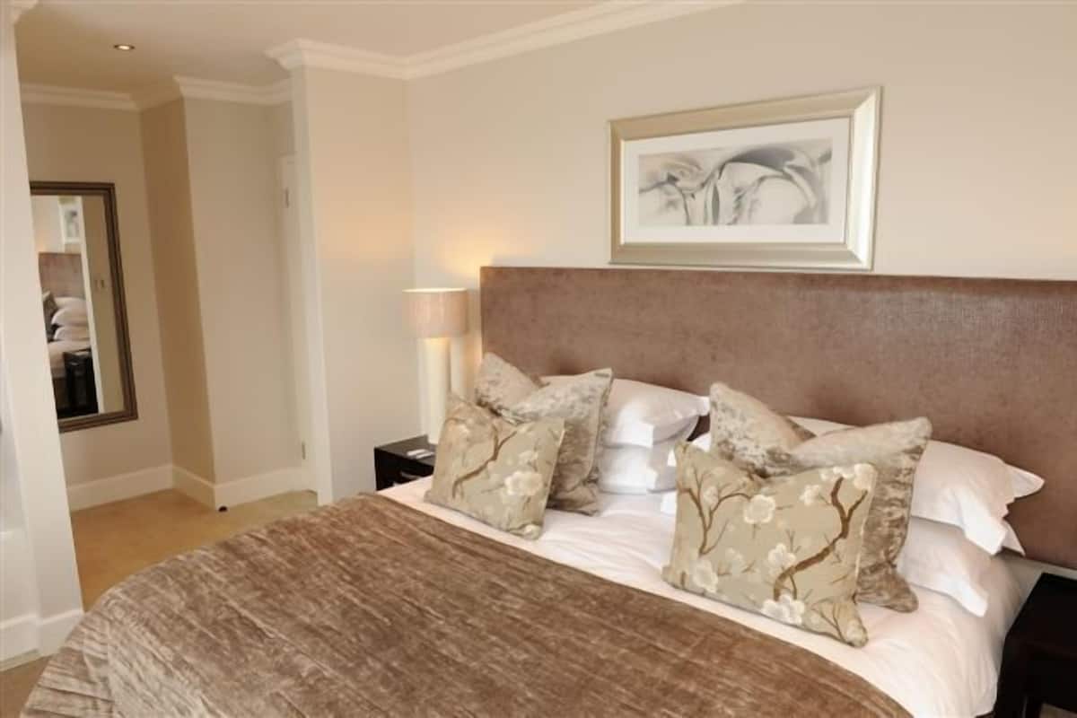 Standard Room, 1 Double or 2 Twin Beds | Premium bedding, in-room safe, desk, WiFi (surcharge)