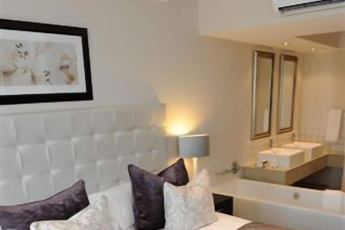 Suite, 1 King Bed | Premium bedding, in-room safe, desk, WiFi (surcharge)