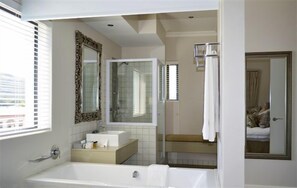 Separate tub and shower, designer toiletries, hair dryer - Quarters Hermanus (Hermanus)