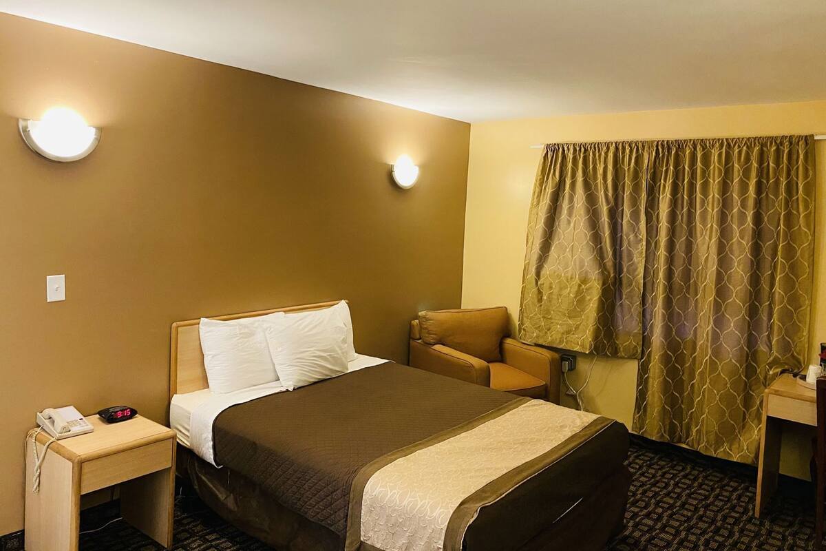 Individually furnished, desk, iron/ironing board, free WiFi