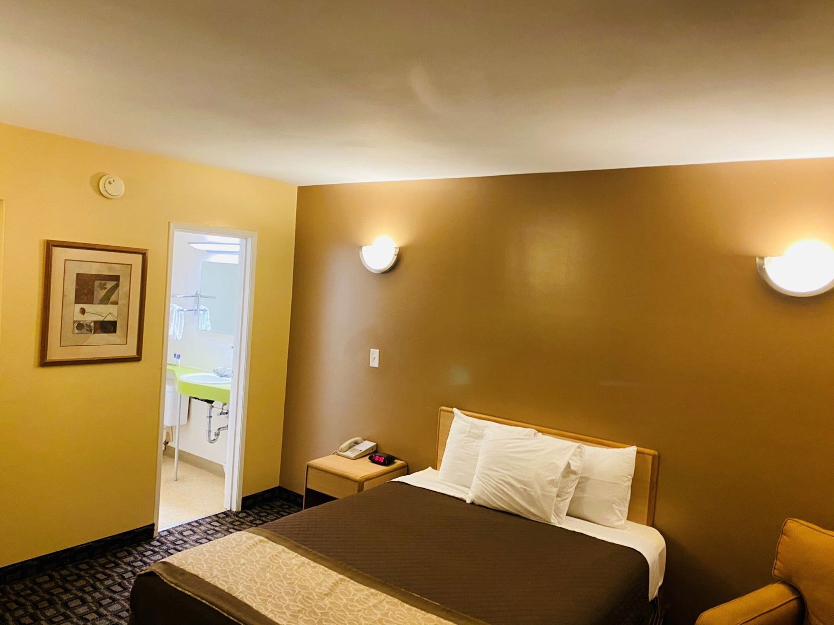 Individually furnished, desk, iron/ironing board, free WiFi