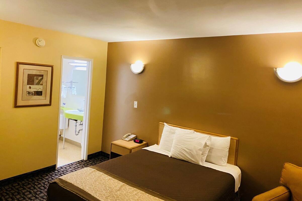 Individually furnished, desk, iron/ironing board, free WiFi