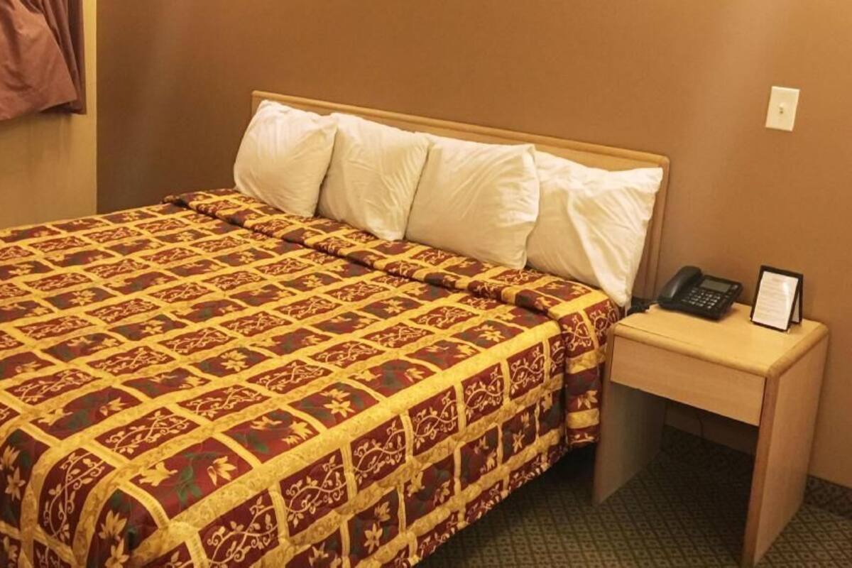 Individually furnished, desk, iron/ironing board, free WiFi