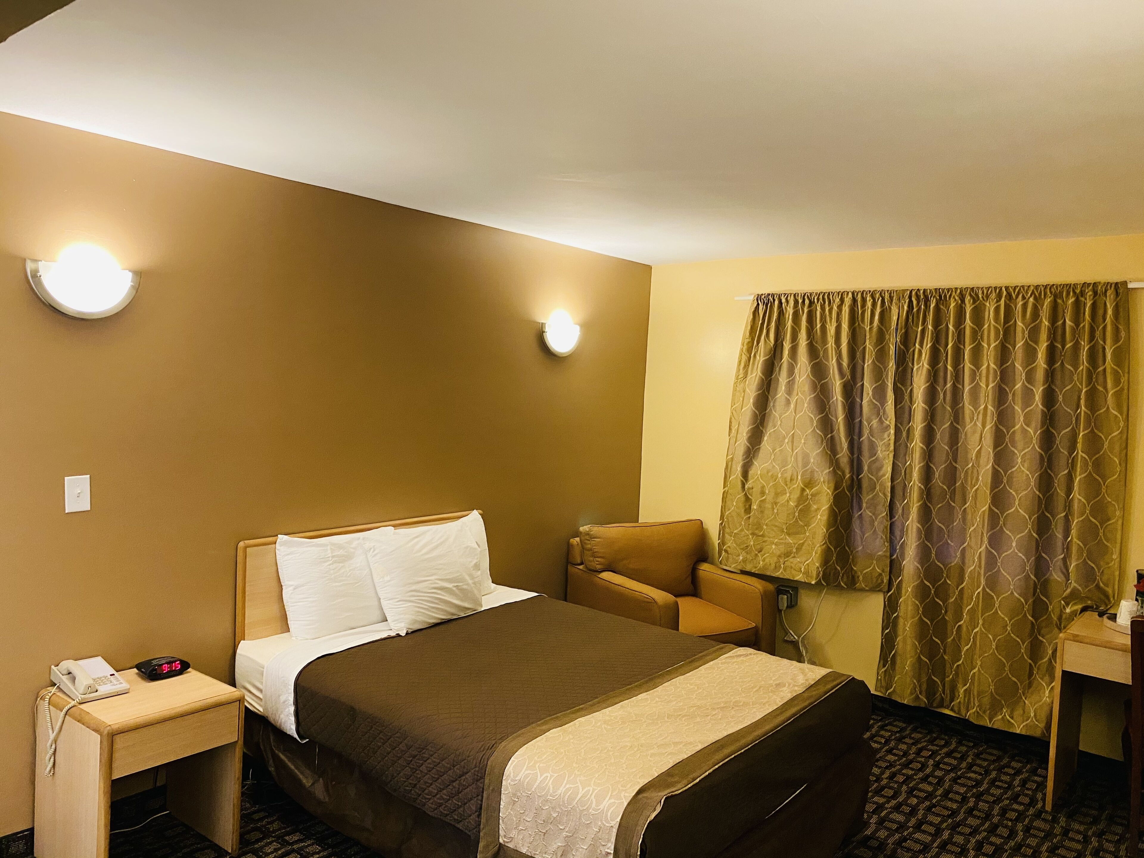 Room, 1 Queen Bed, Non Smoking | Individually furnished, desk, iron/ironing board, free WiFi