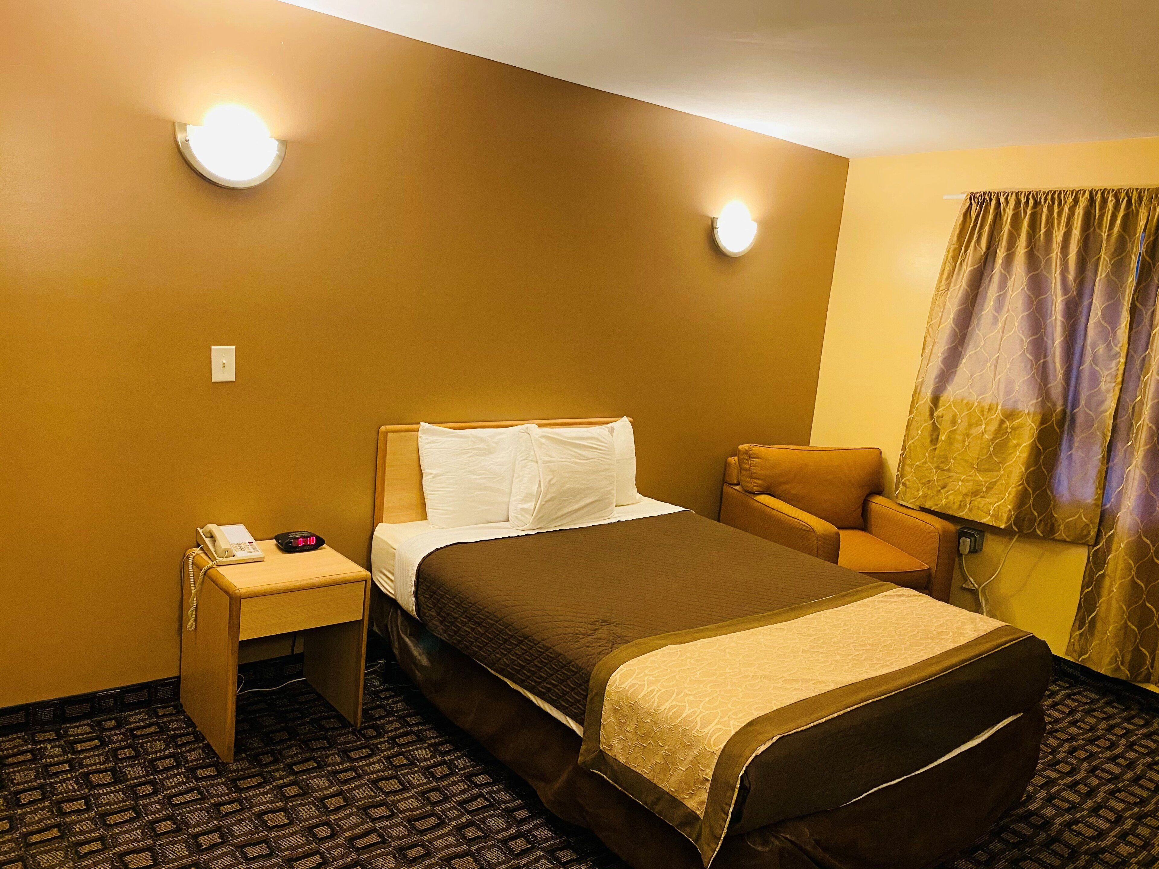 Room, 1 Queen Bed, Non Smoking | Individually furnished, desk, iron/ironing board, free WiFi