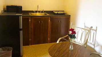 Deluxe Suite, Multiple Beds, Non Smoking | Private kitchenette