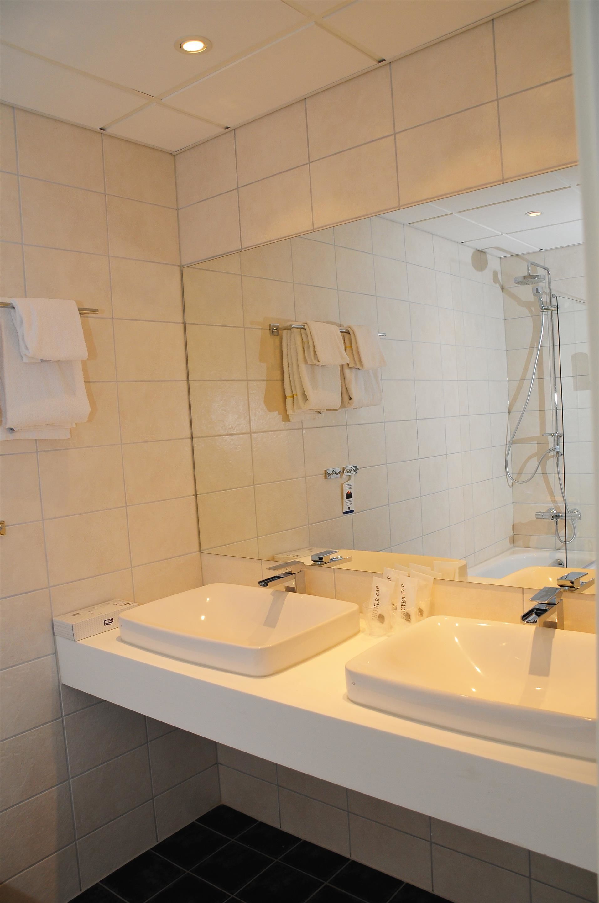 suite, 1 double bed, non smoking, balcony (living room) | bathroom | shower, hair dryer, heated floors, towels