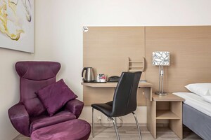 Senger med overmadrass, individuelt innredet og skrivebord