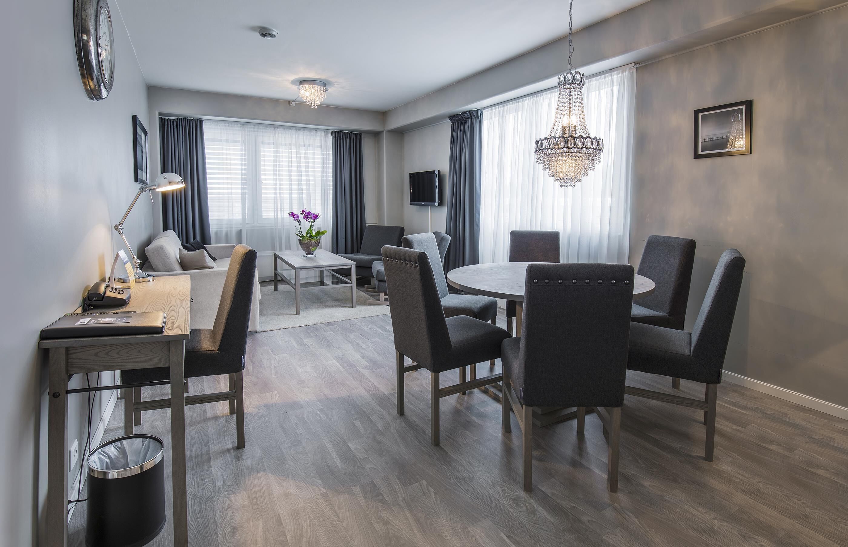 Suite, 1 Doppelbett, Nichtraucher, Balkon (Living Room) | Pillowtop-Betten, individuell eingerichtet, Schreibtisch