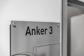 Une plaque portant l’inscription « Anker 3 » sur une surface métallique.