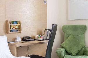 Rom – standard, 2 enkeltsenger, ikke-røyk | Senger med overmadrass, individuelt innredet og skrivebord