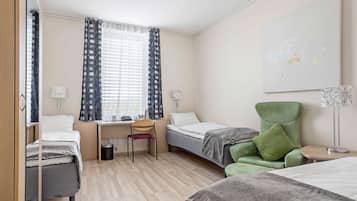 Habitación estándar, 3 camas individuales, para no fumadores | Camas con pillow-top, muebles diferentes y escritorio