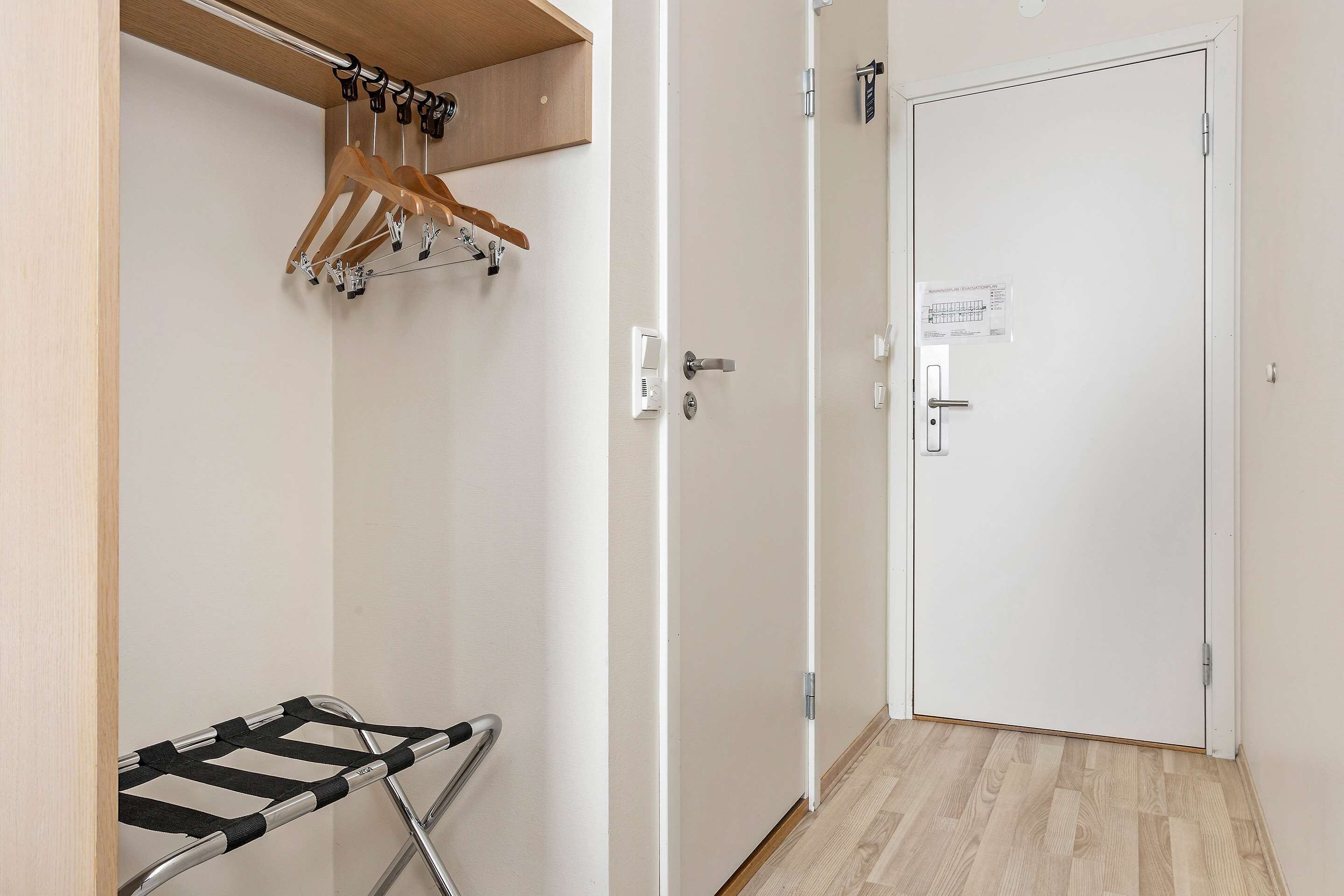 family room, multiple beds, non smoking | pillow-top beds, individually furnished, desk, laptop workspace