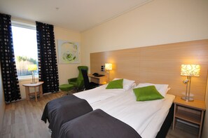 Colchones con pillow-top, muebles diferentes y escritorio 