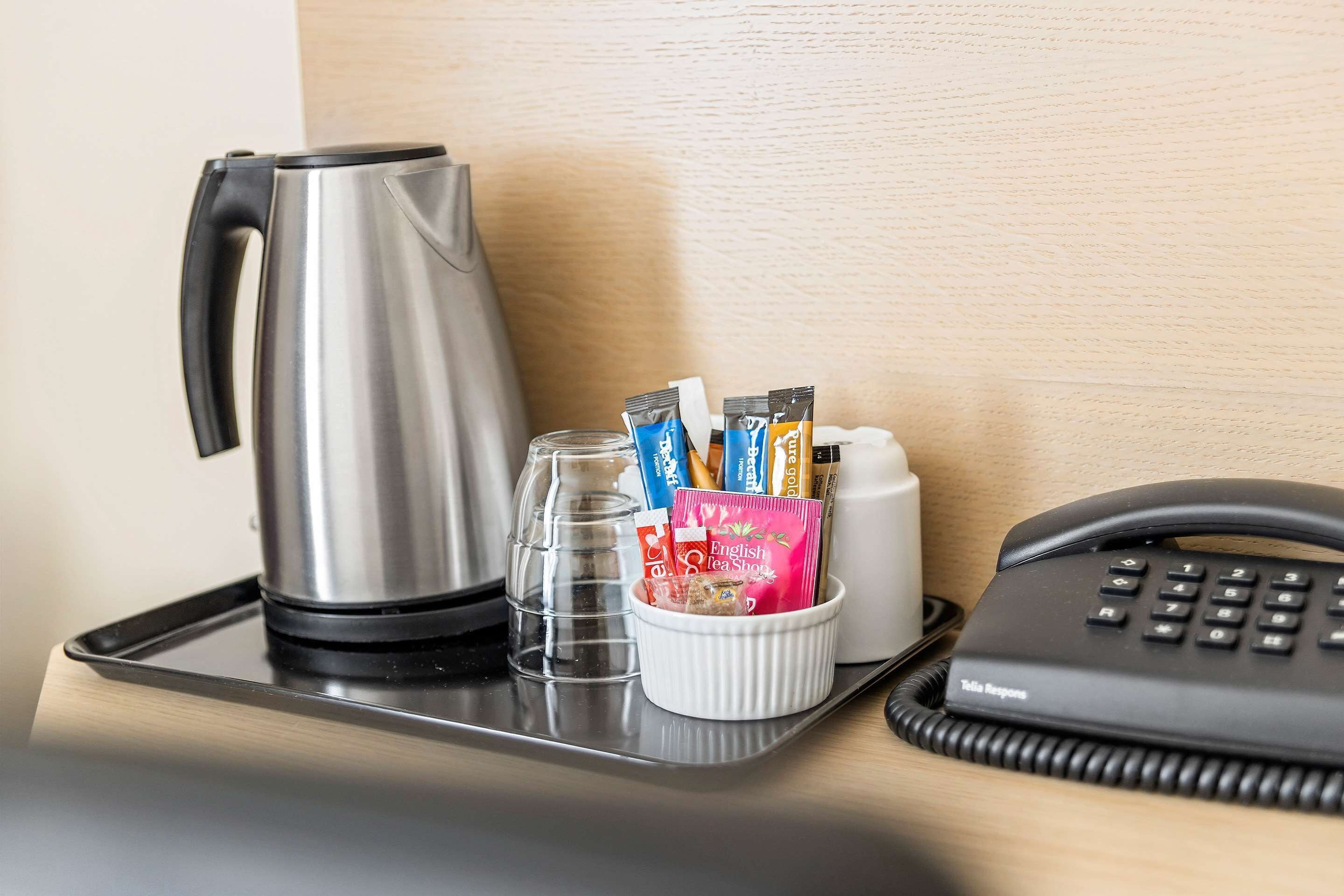 family room, multiple beds, non smoking | pillow-top beds, individually furnished, desk, laptop workspace