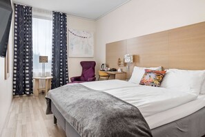 Rom – standard, 1 queensize-seng, ikke-røyk | Senger med overmadrass, individuelt innredet og skrivebord